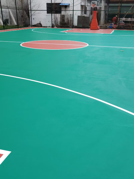 和田 球场长期使用易出现地面开裂